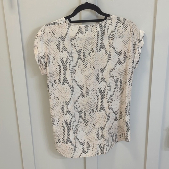 Express Snakeskin V-neck Size M - Picture 3 of 5